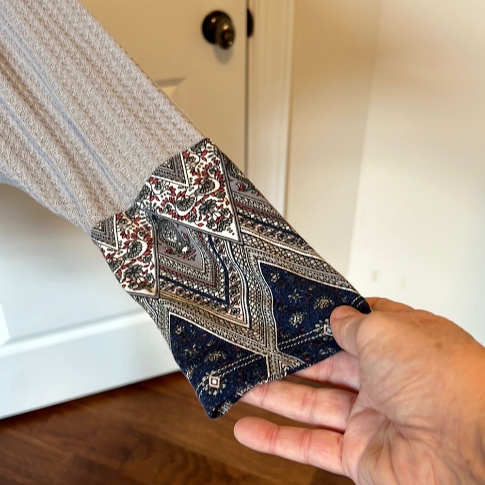 Umgee Hi-Lo Tunic Gray Base with Pretty Navy Red Green Print❤️GREAT CONDITION! - Picture 7 of 11